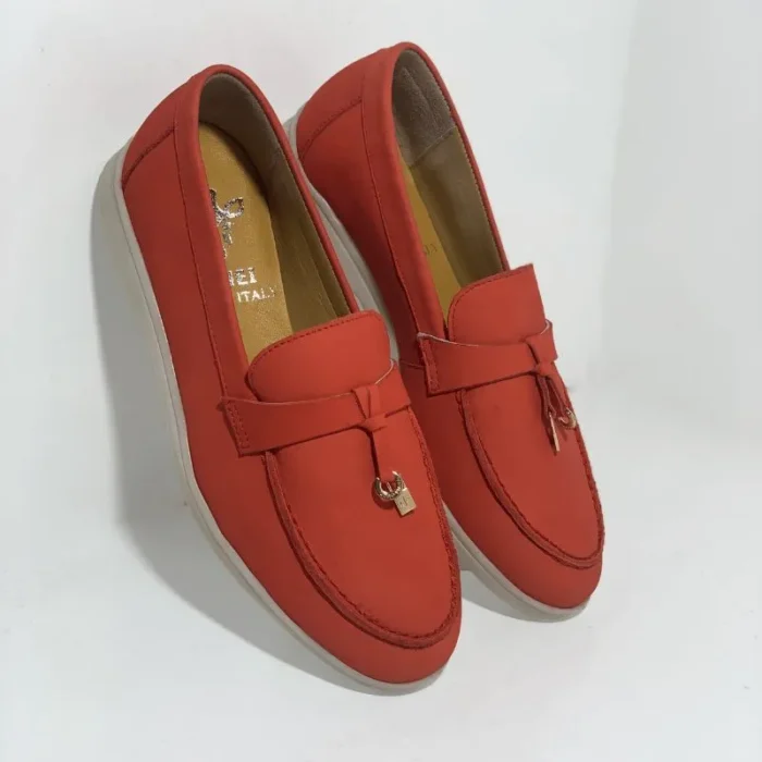 Mocassins en cuir Orange pour femme, élégants et confortables.