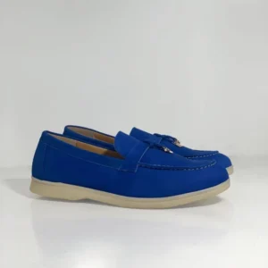 Mocassins en cuir bleu pour femme, élégants et confortables.