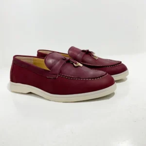 Mocassins en cuir bordeaux pour femme, élégants et confortables.